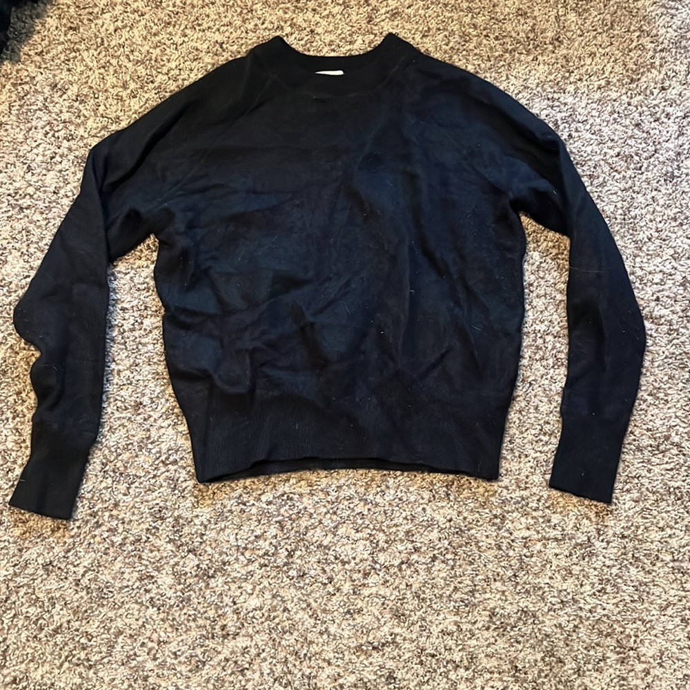 Everlane black cashmere fitted sweater crew neck, synched at waist very comfy🖤